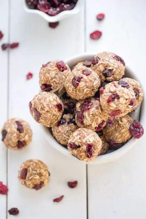 No Bake Cranberry Coconut Energy Bites + VIDEO Coconut Energy Bites, Blueberries Muffins, Gluten Free Snacks Healthy, Energy Balls Healthy, Thanksgiving Prep, Smart Snacks, Healthy Protein Snacks, Filling Snacks, Healthy Vegan Snacks