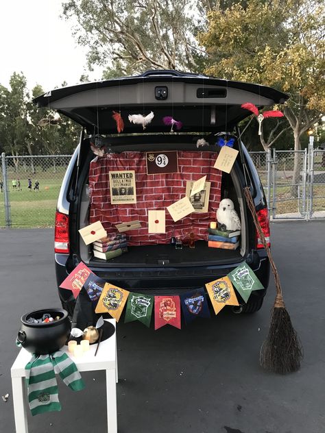 Harry Potter Trunk or Treat idea Harry Potter Trunk Or Treat, Harry Potter Trunk, Hogwarts Trunk, Trunker Treat Ideas, Harry Potter Party Decorations, Trunk Or Treat Ideas, Cumpleaños Harry Potter, Halloween Decor Diy, Theme Harry Potter