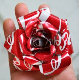 Coke Can Crafts, Aluminum Can Flowers, Soda Can Flowers, Pop Can Art, Pop Can Crafts, Lon Bia, Tin Can Flowers, Soda Can Art, Soda Can Crafts