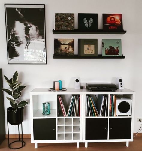 Turn Table Setup, Vinyl Display Ideas, Vinyl Record Furniture, Vinyl Shelf, Home Music Rooms, Vinyl Record Display, Vinyl Room, Record Room, Vinyl Display