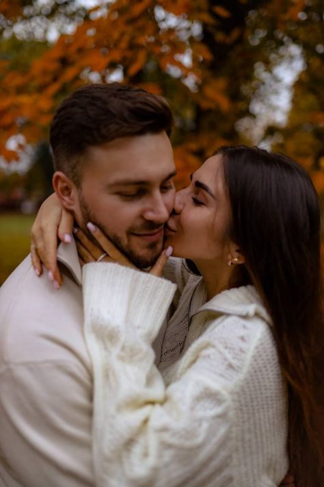 Autumn Couple Photoshoot Photo Ideas, November Photoshoot Ideas Couple, Autumn Couple Photoshoot, Couple Fall Photoshoot, Whimsical Photoshoot, Autumn Shoot, Fall Couple Pictures, Fall Photoshoot Ideas, Photoshoot Tips