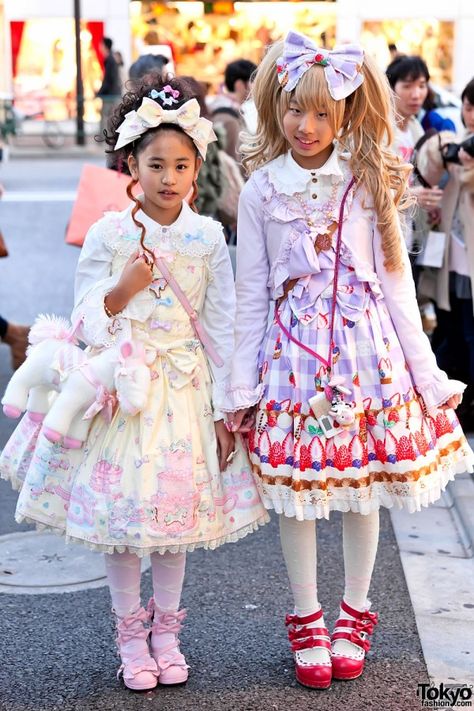 Harajuku Sweet Lolitas in Angelic Pretty Dresses & Hair Bows..sooo cutteeeeeee! Angelic Pretty Dress, Harajuku Street Fashion, Theatre Dress, 일본 패션, Japanese Love, Lolita Outfits, Style Kawaii, Amazing Street Art, Japanese Sweet