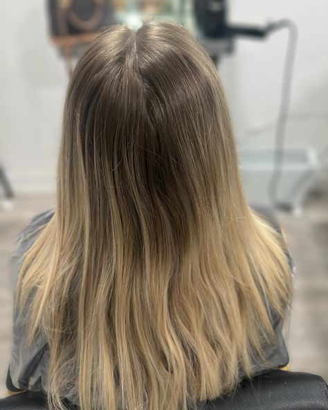 Wanted a bright blended blonde & that’s what she got 👱🏼‍♀️😇 The goal was bright & Creamy blonde 👱🏼‍♀️ ✨🤍 Dialight 10.12 to tone 💕 Full head of my ultimate highlighting technique which allows to get enough brightness & blends against grown out harsh roots 🤍 finished with a wet balayage to really help those ends to pop, what do you think of the results?✨ SWIPE TO SEE BEFORE ▶️ Bright Creamy Blonde, Wet Balayage, Blended Blonde, Highlighting Techniques, Creamy Blonde, Grow Out, The Goal, Blonde Highlights, Balayage