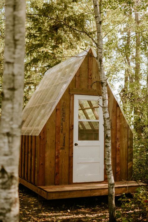 Rustic elegance lives in the Elm, DIY off-grid bunkhouse! This budget-friendly cabin gives luxury and convenience to your off-grid space. Glamping Cabin Ideas, Bunky Ideas, Permanent Rv Site Ideas, Bunkhouse Plans, Cabin Bunkhouse, Small Hunting Cabin, Small Prefab Cabins, Tiny Shed, Shed Backyard