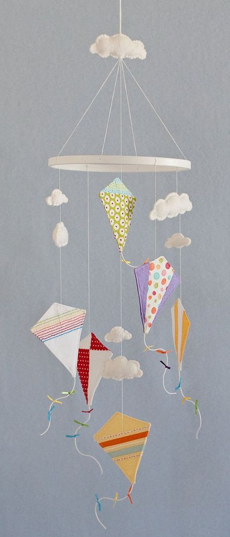 Mobiles For Kids, Mobile Craft, Diy Baby Mobile, Baby Mobil, Diy Bebe, Diy Mobile, Diy Bricolage, Nursery Mobile, Baby Diy