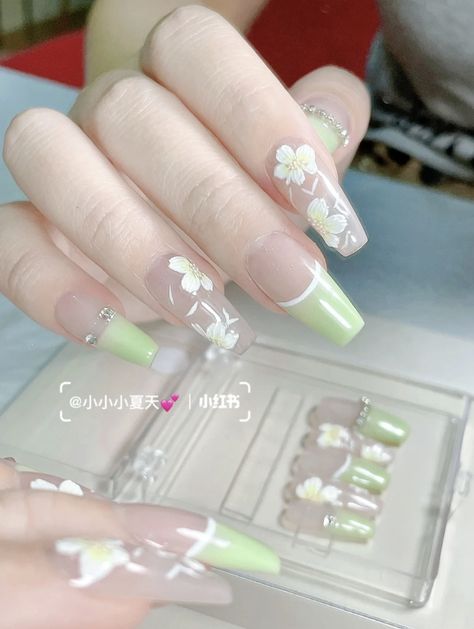 Korean Nails Ideas Green, Sage Green Douyin Nails, Cute Nails Japanese, Simple Chinese Nails, Green Jelly Nails Korean, Douyin Flower Nails, Cute Chinese Nails, Green Chinese Nails, Douyin Nails Green