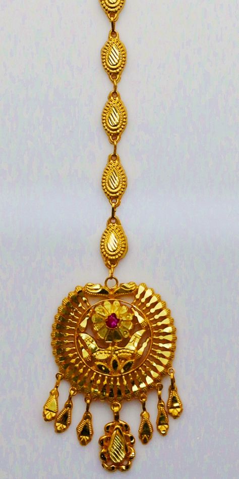 Maang Tikka Gold Mangtika, Sprite Cake, Gold Maang Tikka, Latest Necklace Design, Tika Jewelry, Wedding Jewelery, Antique Gold Earrings, Gold Bridal Necklace, Indian Jewelry Earrings