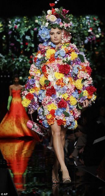 Flower wonderland: Other models rocked dresses covered fully in flowers and butterflies Edgy Leather Jacket, Model Rock, Flower Costume, Catwalk Models, Rock Dresses, Flowers Fashion, Smink Inspiration, Ribbon Dress, Fashion Flowers