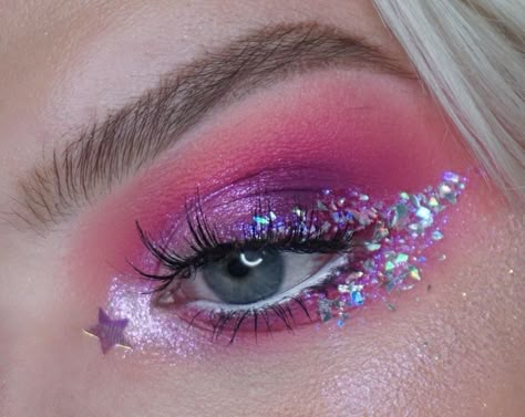 Make Up With Glitter Sparkle, Space Cowgirl Makeup Ideas, Pink Cowgirl Makeup, Glitter Cowgirl Aesthetic, Pink Glitter Makeup Looks, Glittery Pink Makeup, Glitter Makeup Halloween, Euphoria Party Makeup, Pink Euphoria Makeup