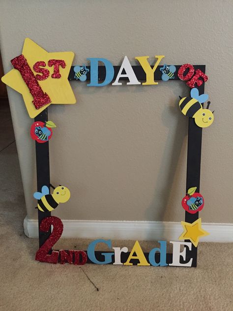 Selfie Point Ideas For School, First Day School Frame Ideas, First Day Photo Frame, First Day Of School Selfie Frame, 1st Day At School Frame, 1st Day Of School Selfie Frame, First Day Of School Photo Frame, My First Day At School Frame, Red Classroom