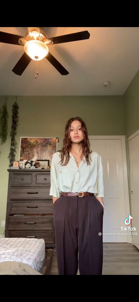 Brown Slacks Outfit, Dark Brown Trousers Outfit, Dark Academia Fashion Casual, Brown Pants Outfit For Work, Brown Trousers Outfit Women, Dark Academia Outfit Women, Black Slacks Outfit, Brown Trousers Outfit, Pleated Pants Outfit