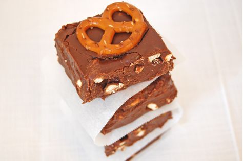 Chocolate Pretzel Fudge... salty and sweet together... oh yum Pretzel Fudge, Mocha Fudge, Eat At Home, Fudge Easy, Chocolate Pretzels, Fudge Recipe, Homemade Candies, Semi Sweet Chocolate Chips, Fudge Recipes