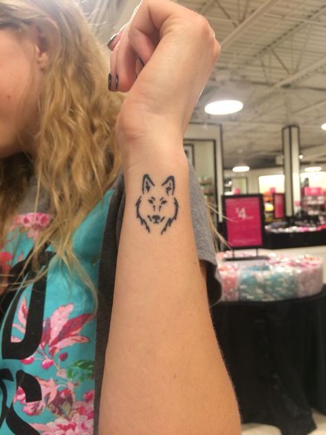 Small Wolf tattoo Tattoo Wolf Woman, Wolf Woman, Wolf Tattoos For Women, Gold Henna, Small Wolf Tattoo, Tattoo Wolf, Small Tats, Wolf Tattoo Design, Henna Tattoos