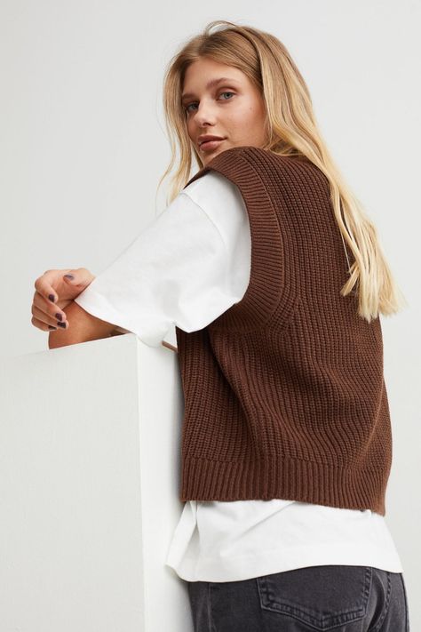 Knit Vest Outfits For Women, Brown Vest Outfit, Knit Vest Outfit, Sweater Vest Outfit, Vest Outfit, Brown Vest, Autumn Wardrobe, Lady Grey, Perfect Wardrobe