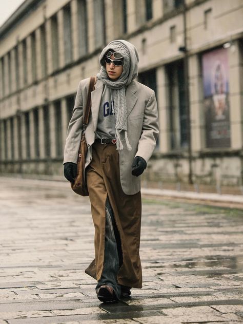 London Fashion Week Street Style 2023, Paris Street Fashion Men, Paris Fashion Week 2023 Street Style, Layered Outfits Men, London Street Style Winter, London Fashion Week 2023, Taipei Fashion, Cloth Inspiration, Layered Winter Outfits