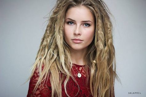 I love dreads with loose ends. Anna's are, of course, some of my favorites. Dreadlock Women, Half Dreads, Pretty Dreads, Dreadlock Journey, White Dreads, Dreadlocks Girl, Hair Dreads, Blonde Dreads, Dreadlocks Hairstyles