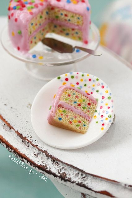 Minifood - Funfetti Cake Brooch | Cake made out of polymer c… | Flickr Clay Birthday Cake, Mini Bakery, Food Rings, Clay Cake, Mini Clay, Miniature Polymer Clay, Miniature Stuff, Barbie Diorama, Miniature Cake