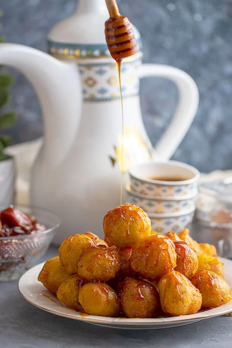 Perfectly Crunchy Luqaimat (Arabic Sweet Dumplings) - Munaty Cooking Arab Countries, Arabic Desserts, Sweet Dumplings, Pet Photos, Dumplings, Ramadan, Dessert, Pet