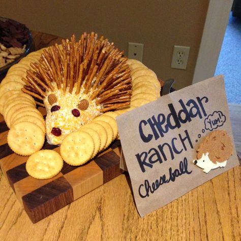 Hedgehog cheddar ranch cheese ball with pretzels Cheddar Ranch Cheese Ball, Ranch Cheese Ball, Woodland Baby Shower Food, Hedgehog Food, Woodland Creatures Baby Shower, Woodland Animal Birthday, Wild Birthday Party, Hedgehog Birthday, Baby Shower Woodland Theme