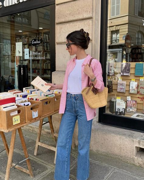 Julie (@leasy_inparis) • Instagram photos and videos Celana Jins Wanita, Paris Spring Outfit, Summer Minimalist Outfit, Minimalist Outfit Casual, Pink Shirt Outfit, Parisian Style Outfit, Parisian Outfit, Parisian Outfits, Neat Casual Outfits