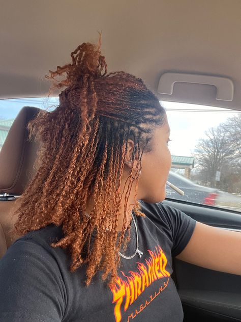 Microtwistlocs Styling, Instant Micro Locs, Long Micro Locs Styles, Microlocs Color Ideas Black Women, Copper Colored Microlocs, Black Microlocs, Copper Microlocs, Ginger Microlocs, Microlocs Curly Ends