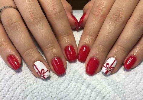 Red Nails With Accent Nail Christmas, Cute Xmas Nails Short, Red Christmas Nail Designs Short, Bow Design On Nails, Short Xmas Nails Red, Red Christmas Nails Natural, Christmas Nails Bow Presents, Christmas Bow Nail Designs, Red Xmas Nails Short