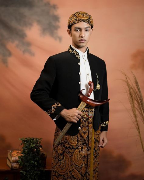 Beskap Jawa, baju adat Jawa. Pakaian tradisional Indonesia. Indonesia traditional costume. Cr/instagram: asmaralogue #culture #budaya #busana #batik #attire #clothes #outfit #asia #keris Jawa Traditional Clothes, Jawa Pride, Pose Pengantin, Adat Jawa Timur, Pose Prewedding, Indonesia Traditional, Adat Jawa, Clothes Outfit, Traditional Bride