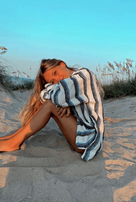 Poses For Ig, Aesthetic Beach Photoshoot, Obx Aesthetic, Beach Aesthetic Outfits, Aesthetic Beach Pictures, Beach Photo Inspiration, Cute Beach Pictures, Beach Girl Aesthetic, Poses Aesthetic