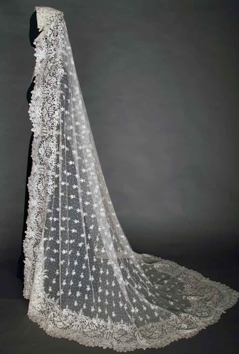 Handmade Brussels lace veil, gorgeous!!! Vintage Weddingdress, Lace Veil, Lace Veils, Bohol, Retro Mode, Linens And Lace, Vintage Gowns, A Wedding Dress, Antique Clothing