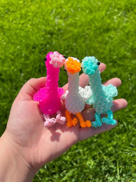 Loom Animals Rubber Band, Rainbow Loom Charms Easy, Easy Rainbow Loom Patterns, Rubber Band Crafts Diy, Rainbow Loom Aesthetic, Rubber Band Patterns, Rubber Band Animals, Rainbow Loom Animals Tutorials, Loom Bands Ideas