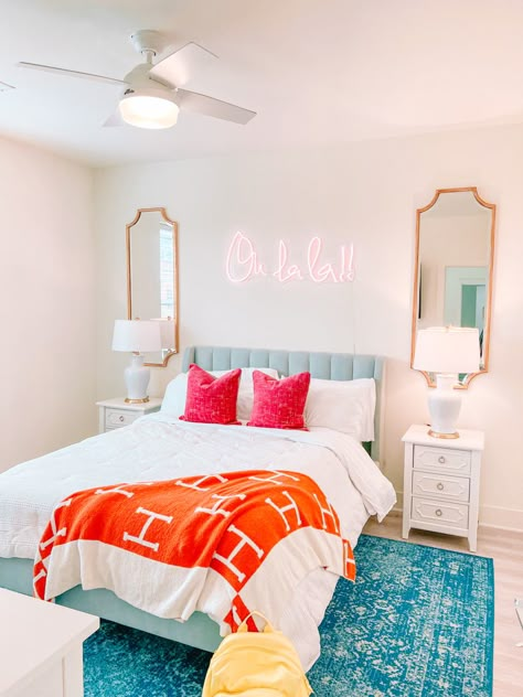 Preppy Room Decor Pillows, Cute College Apartment Ideas Bedroom, Preppy Bedroom Wallpaper, Bright Room Ideas, Pink And Orange Bedroom, Bedrooms Preppy, Sunset Bedroom, Room Preppy, College Bedroom Apartment