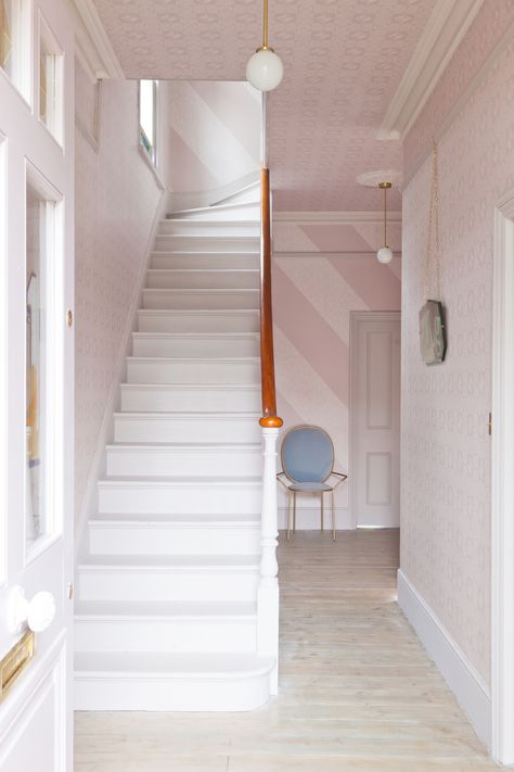 10 stunning hallway wallpaper ideas | Real Homes Stairwell Ceiling, Wallpaper Stairwell, Fantasy Bedrooms, Hallway Wallpaper Ideas, Wallpaper Hallway, Green Grey Paint, Diagonal Design, White Stairs, Hallway Wallpaper