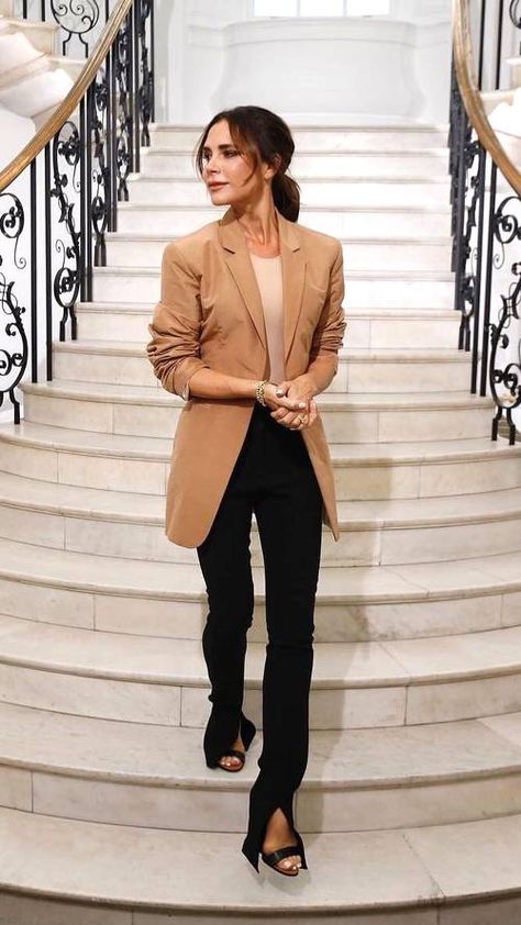 Victoria Beckham wore the chicest camel blazer to London Fashion Week and we found the high street version. Click here to see and shop. London Fashion Week Runway, Mode Dope, Blazer Street Style, Camel Blazer, Victoria Beckham Outfits, Victoria Beckham Style, Elegante Y Chic, London Fashion Weeks, Fashion Week Outfit