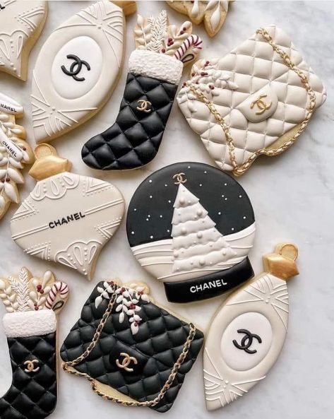 Chanel Cookies, Chanel Christmas, Tea Photo, Chanel Birthday, Chanel Couture, Xmas Cookies, Fancy Cookies, Christmas Sugar Cookies, Christmas Cookies Decorated