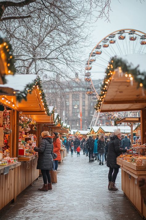 Discover England's Christmas markets perfect for family outings. Explore Birmingham's Frankfurt Market with 200 stalls of holiday treats and toys. Winchester offers handmade gifts and classic food in a cozy setting. Enjoy Victorian charm in Stratford-upon-Avon and Rochester, featuring fairground rides and snowstorms. Learn why these festive experiences are must-visits. #FamilyTravel #ChristmasMarkets Christmas Night Market, Bath Christmas Market, Birmingham Christmas Market, Winter Market Aesthetic, Christmas Markets Aesthetic, Christmas Market Photography, Blenheim Palace Christmas, Christmas Market Aesthetic, London Christmas Market