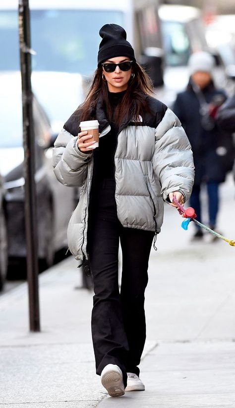 Emily Ratajkowski | This iconic celebrity casual outfit, will help inspire your everyday on trend wardrobe and help you step out in style this season. North Face Jacket Outfit, Stile Kendall Jenner, 00s Mode, Puffer Jacket Outfit, Tom Boy, Celebrity Casual Outfits, Look Adidas, North Face Puffer Jacket, Skandinavian Fashion