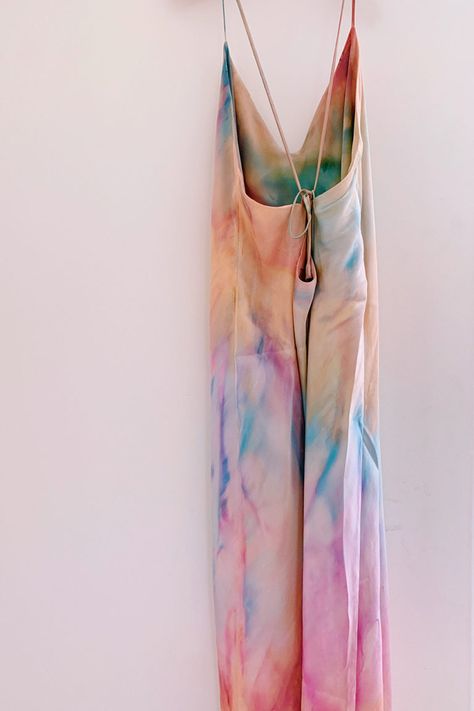 Paper Tie, Ty Dye, Natural Dye Fabric, Tie Dye Crafts, Tie Dye Techniques, Diy Tie, Diy Vetement, Tie Dye Diy, Dye Dress