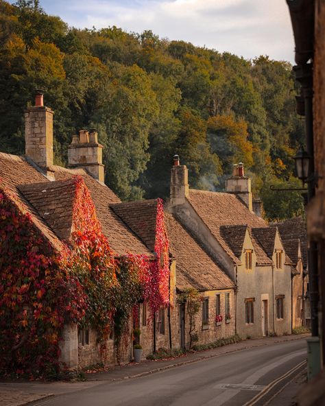 The prettiest Cotswolds villages to visit this autumn ⬇️✨🕯️🍂 Comment COTSWOLDS for my free ultimate Cotswolds travel guide 🍁🍂 Castle Combe Bibury Stow-on-the-Wold Snowshill Broadway Bourton-on-the-water Lacock Village 📍 The Cotswolds, England #england #visitengland #lovegreatbritain #visitbritain #thecotswolds #wiltshire #autumnaesthetic #autumnvibes #fallvibes #darkacademia #darkacademiaaesthetic #englishvillage #villagelife #darkaesthetic #uktravelblogger #uktravelguide #prettiestvill... The Cotswolds England, Arlington Row, Bourton On The Water, Cotswold Villages, Cotswolds England, Castle Combe, English Village, Visiting England, St Albans