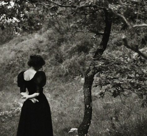 Uk Icon, Walburga Black, Southern Gothic, Gothic Aesthetic, Season Of The Witch, Witch Aesthetic, Dark Photography, Victorian Gothic, Photography Inspo