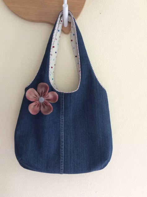 Çok güzel ve sade Recycled Jeans Bag, Jean Purses, Denim Bag Patterns, Denim Bag Diy, Blue Jeans Crafts, Denim Purse, Denim Handbags, Denim Bags, Tote Bags Sewing