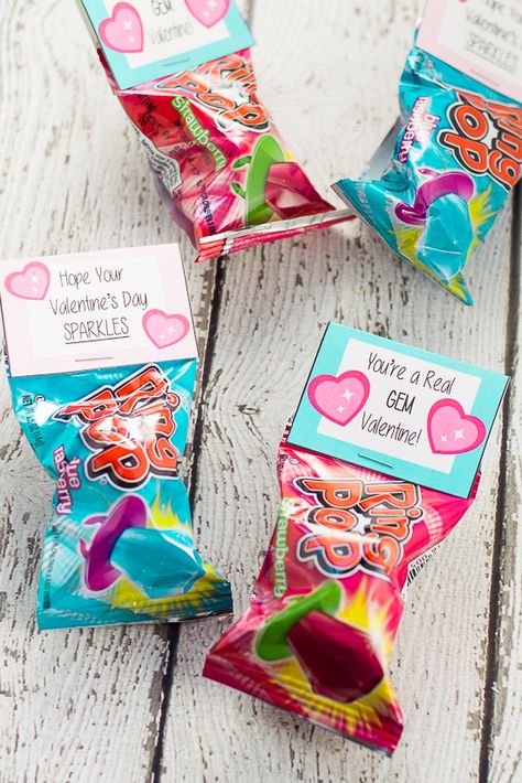 Free Printable Ring Pop Valentines for Kids - Free Printable Ring Pop Valentines that are easy to put together and perfect for kids to hand out at their school Valentine's Day party. Pop Valentines, Kindergarten Registration, Ring Pop Valentine, Kid Valentines, Valentines Diy Kids, Valentines Treats, Saint Valentin Diy, Ring Pops, Valentines Bricolage