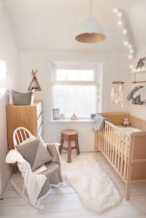 Small and simple nursery Small Nursery Design, Baby Room Boy, Trendy Nursery, Ideas Habitaciones, Simple Nursery, Small Nurseries, Over The Bed, Baby Rooms, Nursery Baby Room