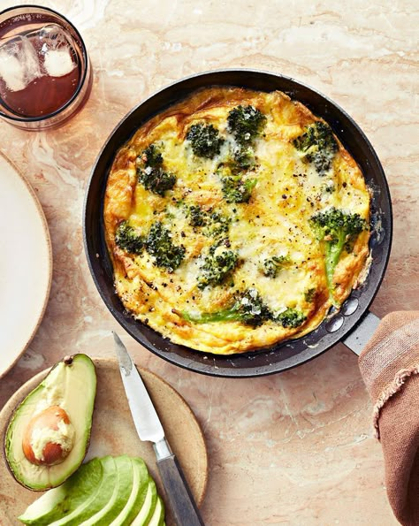 Quick Broccoli Frittata Easy Thanksgiving Breakfast, Thanksgiving Breakfast Recipes, Broccoli Frittata, Easy Frittata, Thanksgiving Breakfast, Diner Recept, Frozen Broccoli, Broccoli Recipes, Easy Thanksgiving