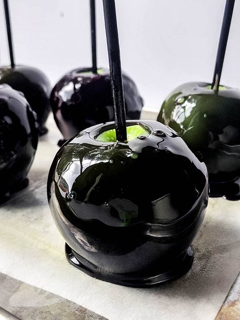 These Halloween Poison Apples, with their shiny black candy coating, give everyone's favorite fall treat a fun and spooky makeover that's perfect for any Halloween party! Black Poison Candy Apples, Halloween Poison Apples, Candy Apples Diy, Black Candy Apples, Sparkly Halloween, Strawberry Ideas, Halloween Apples, Themed Recipes, Halloween Themed Food