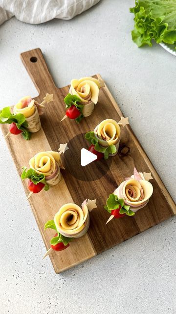 Ham And Cheese Tortilla Roses, How To Make Wraps For A Party, Tortilla Canapes, Flower Shaped Appetizers, Tortillas Roll Ups, Ham Appetizers For Party, Wrap Appetizers, Cheese Finger Food, Pretty Appetizers