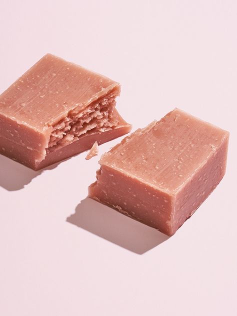 Clay soaps: the new cleansing trend that your skin will LOVE | Stylight Soap Photography, French Pink Clay, Pink Soap, Clay Bar, Herbivore Botanicals, Cheap Beauty Products, Clay Soap, Clay Faces, Sensitive Skin Care