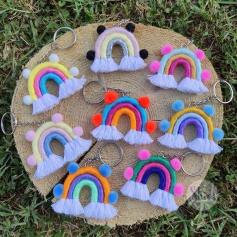 Craft Keychain, Macrame Doll, Baby Crafts Diy, Rainbow Diy, Rainbow Macrame, Rainbow Keychain, Rope Crafts Diy, Pom Pom Crafts, Keychain Handmade