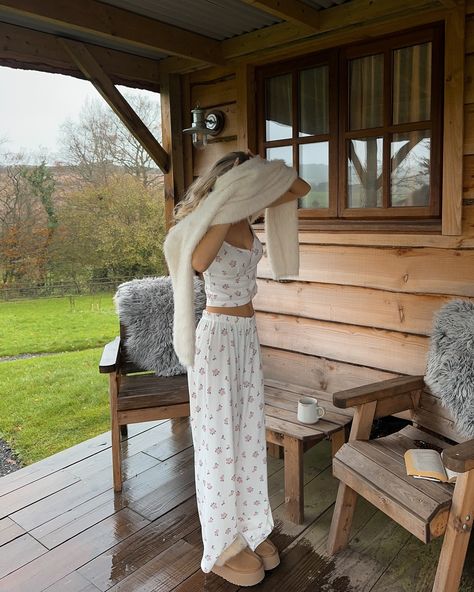 a weekend in the countryside is becoming a favourite habit🐴🌳 @lounge_ #lounge #countryside #pinterestaesthetic #cozyweekend #autumnvibes Countryside Clothes, Countryside Aesthetic Outfit, Devney Perry Book, Eloise Eden, Memphis Ward, Garnet Flats, Farm Outfits, Chilling Vibes, Indigo Ridge