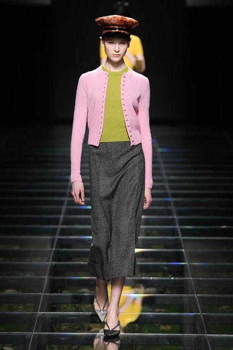 Prada Fall 2024 Ready-to-Wear Runway, Fashion Show & Collection Review [PHOTOS] Ways To Style A Cardigan, Style A Cardigan, Best Cardigans, Knitwear Trends, Celebrity Culture, Winter Mode, Italian Women, Fall Wear, Cardigan Outfits