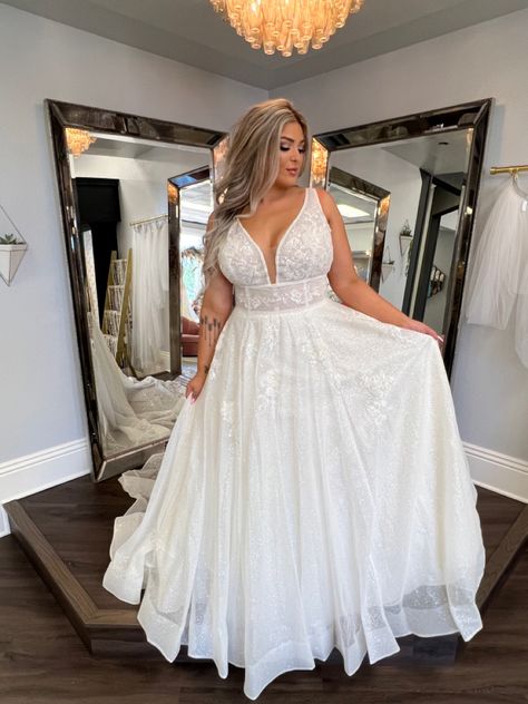 Unique Wedding Dresses For Curvy Brides, Beautiful Wedding Dresses Plus Size, Plus Size White Ball Gown, Wedding Dresses For Chesty Women, Plus Sixe Wedding Dresses, Boho Country Wedding Dress Plus Size, Plus Size Wedding Dress Rustic, Shimmery Lace Wedding Dress, Size 16 Bridal Gowns